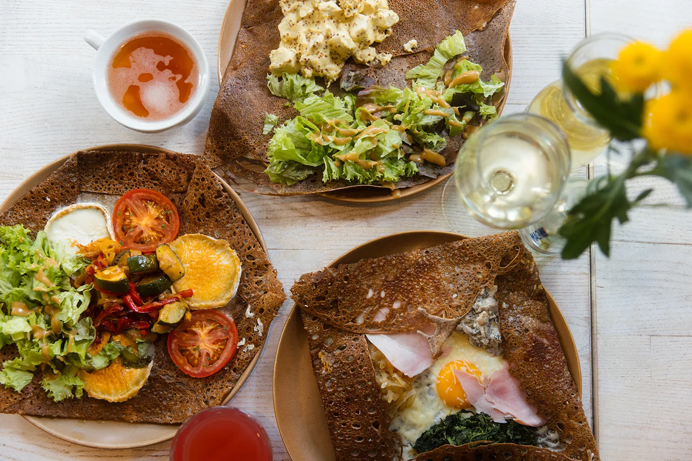 Französische Galettes mit Wein und Cidre auf Tisch