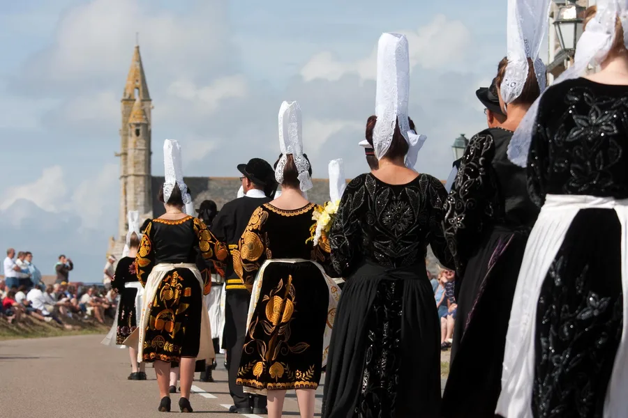 Bretonische Menschen bei einem traditionellen Fest