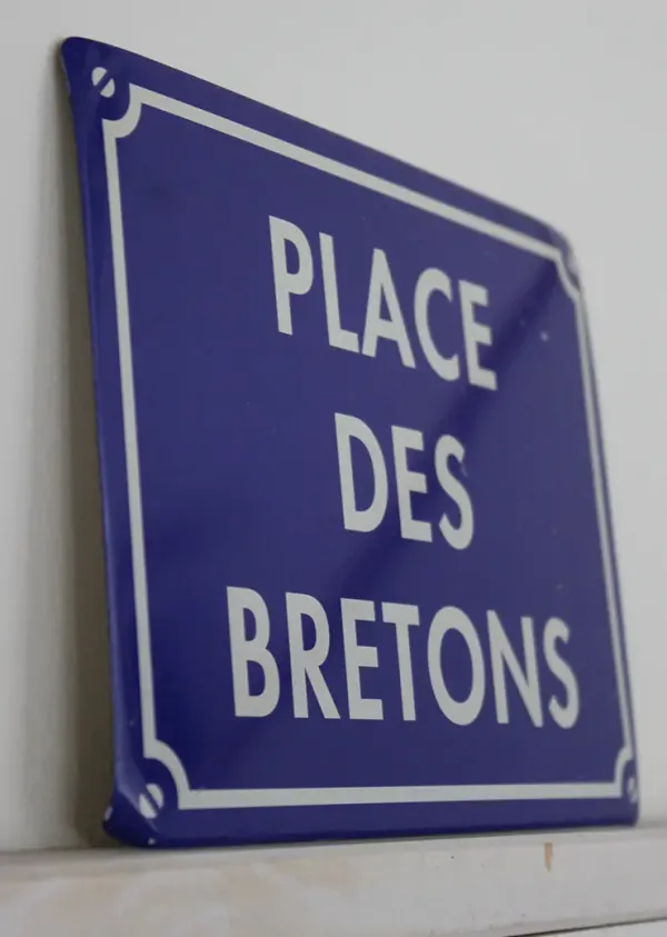 Schild mit einer französischen Aufschrift