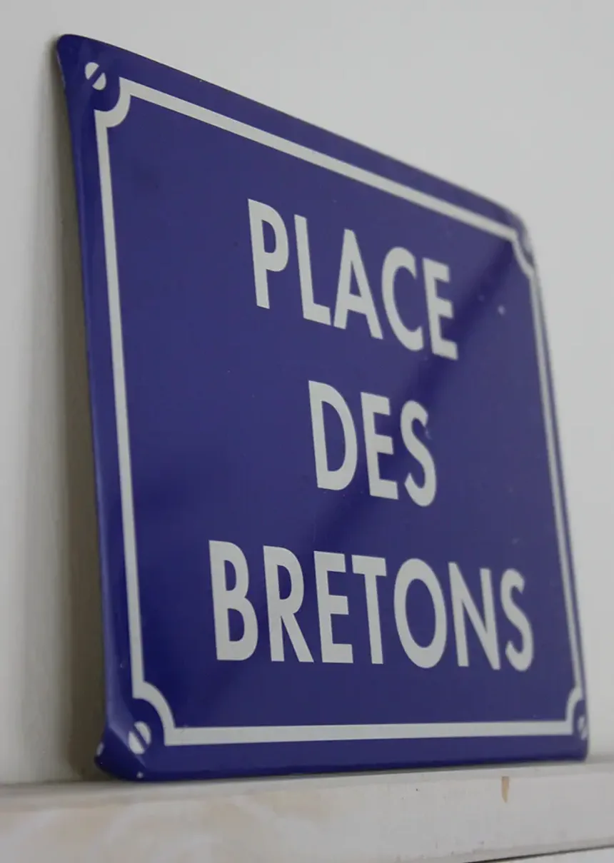 Schild mit einer französischen Aufschrift