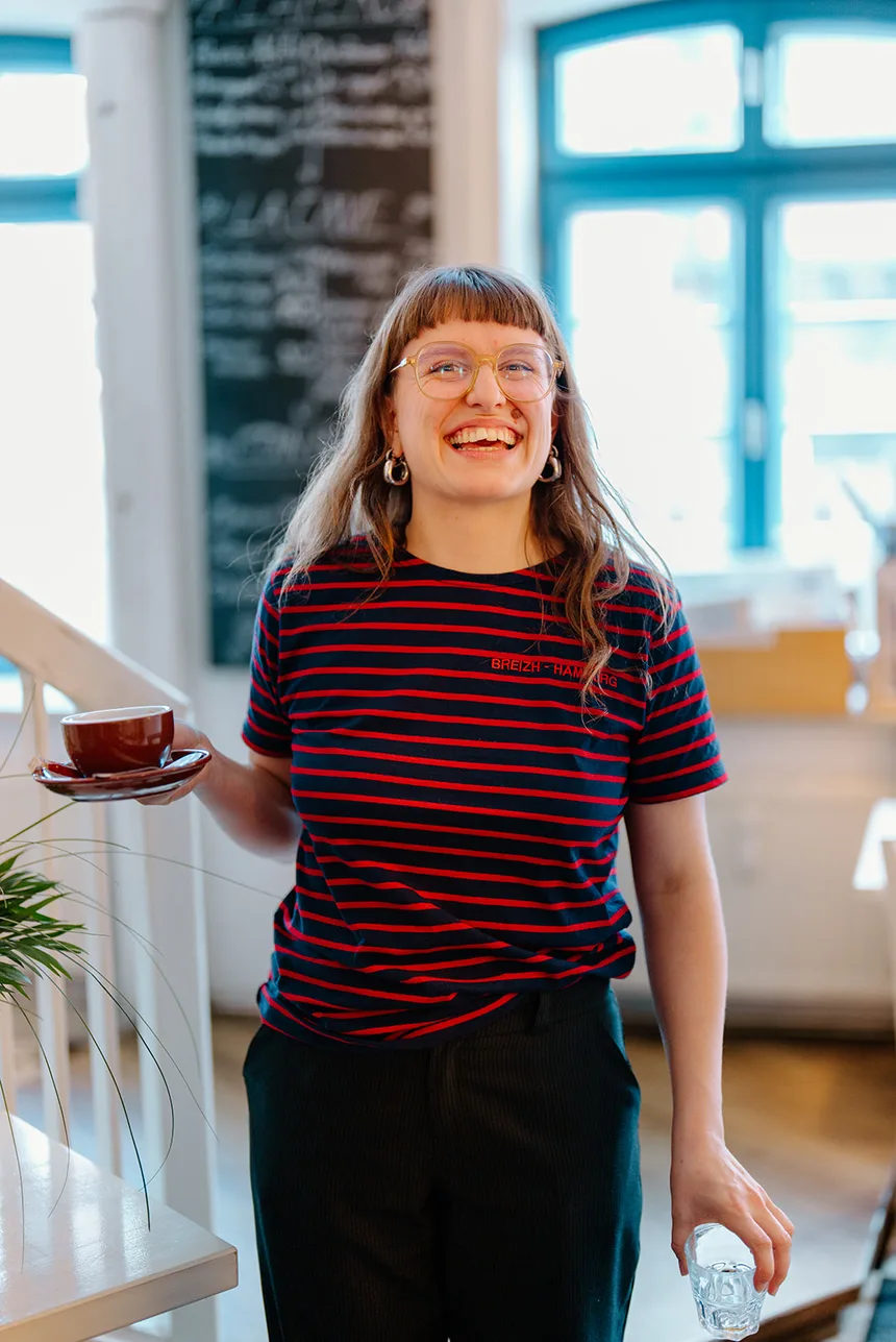 Mitarbeiterin die Kaffeetasse trägt